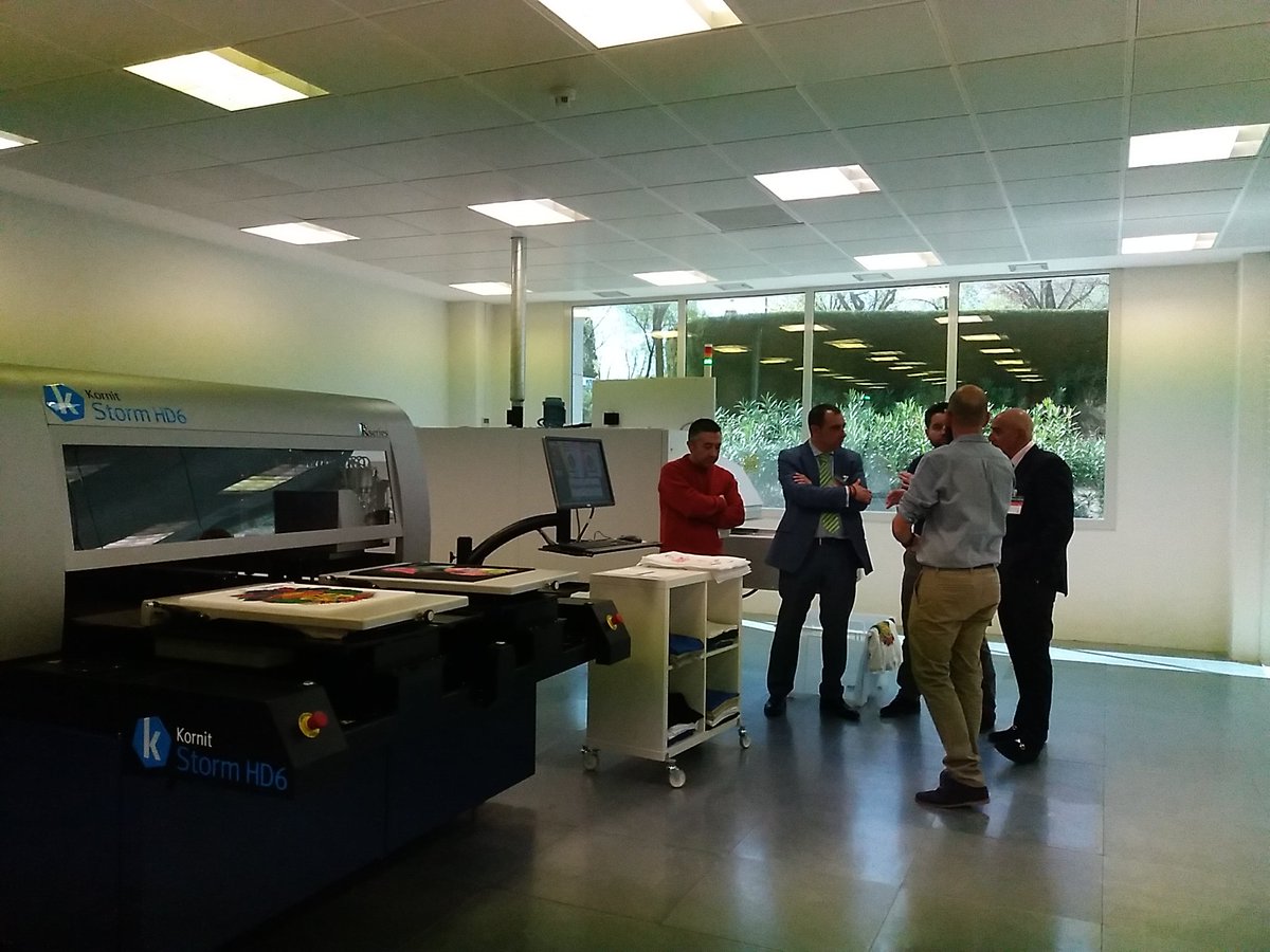 QuantiaSolutio1's tweet image. Van llegando mas invitados @QuantiaSolutio1 agenda estimulante para el dia d hoy #launchquantiasolutions #kornit #impresiondigitaltextil