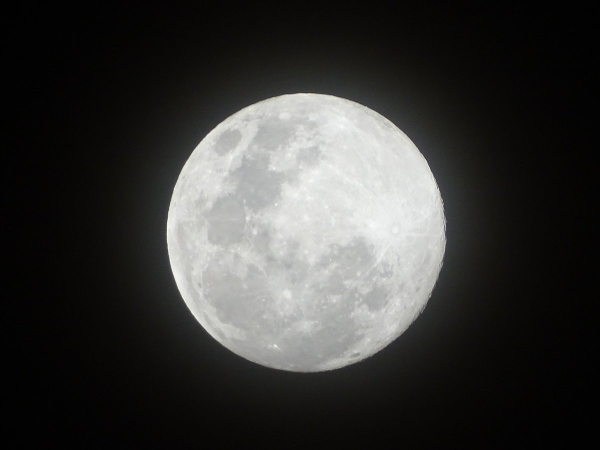 RonEdrote's tweet photo. Supermoon shot at 7:30 PM Philippine Standard Time, Cagayan de Oro, Phils.
 #SonyCamera #NoFilter 55mm lens https://t.co/zqV238zSMA