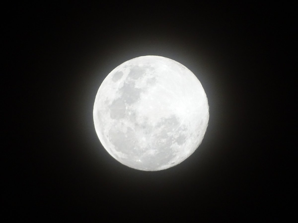 RonEdrote's tweet photo. Supermoon shot at 7:30 PM Philippine Standard Time, Cagayan de Oro, Phils.
 #SonyCamera #NoFilter 55mm lens https://t.co/zqV238zSMA