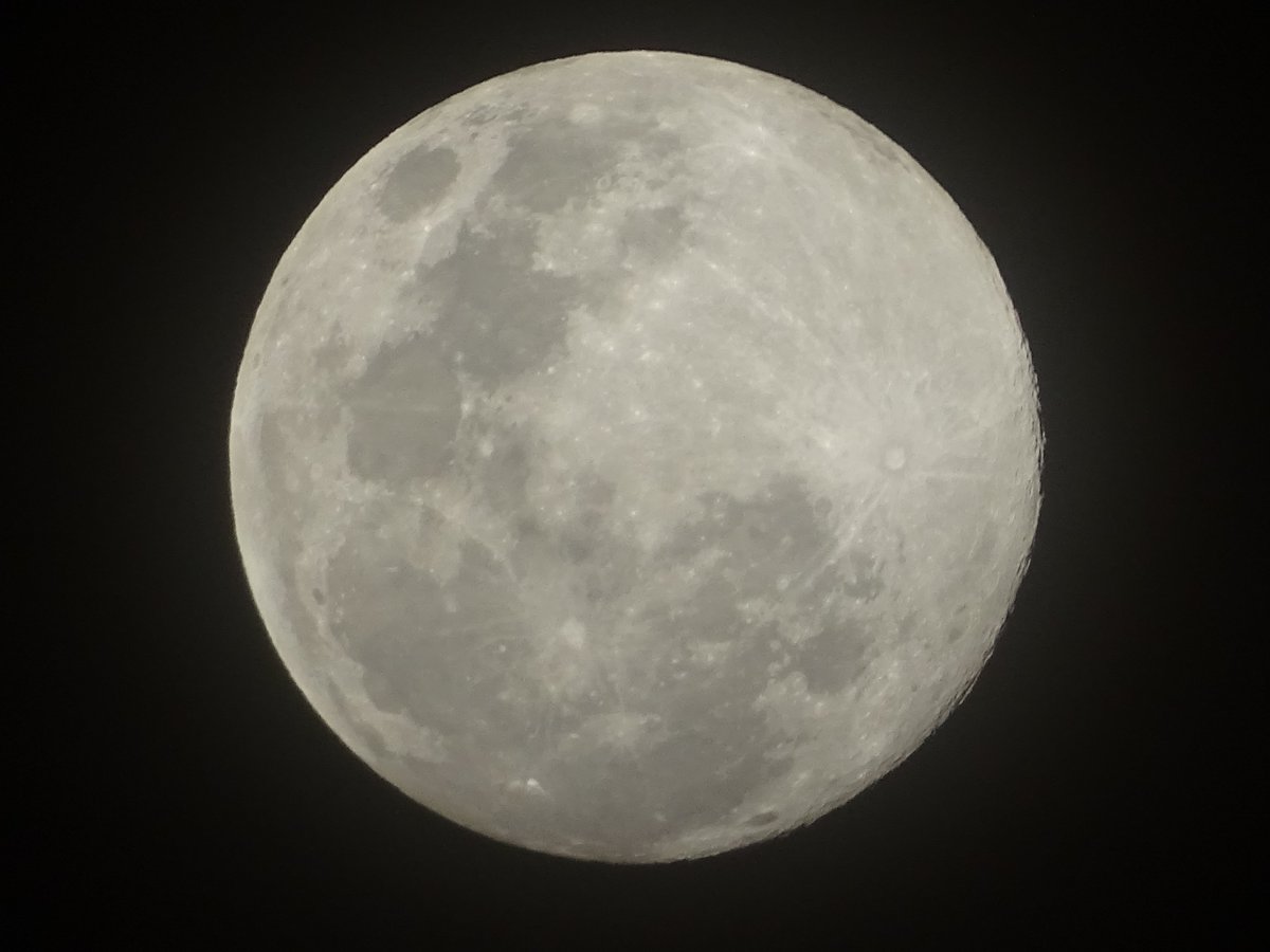 RonEdrote's tweet photo. Supermoon shot at 7:30 PM Philippine Standard Time, Cagayan de Oro, Phils.
 #SonyCamera #NoFilter 55mm lens https://t.co/zqV238zSMA