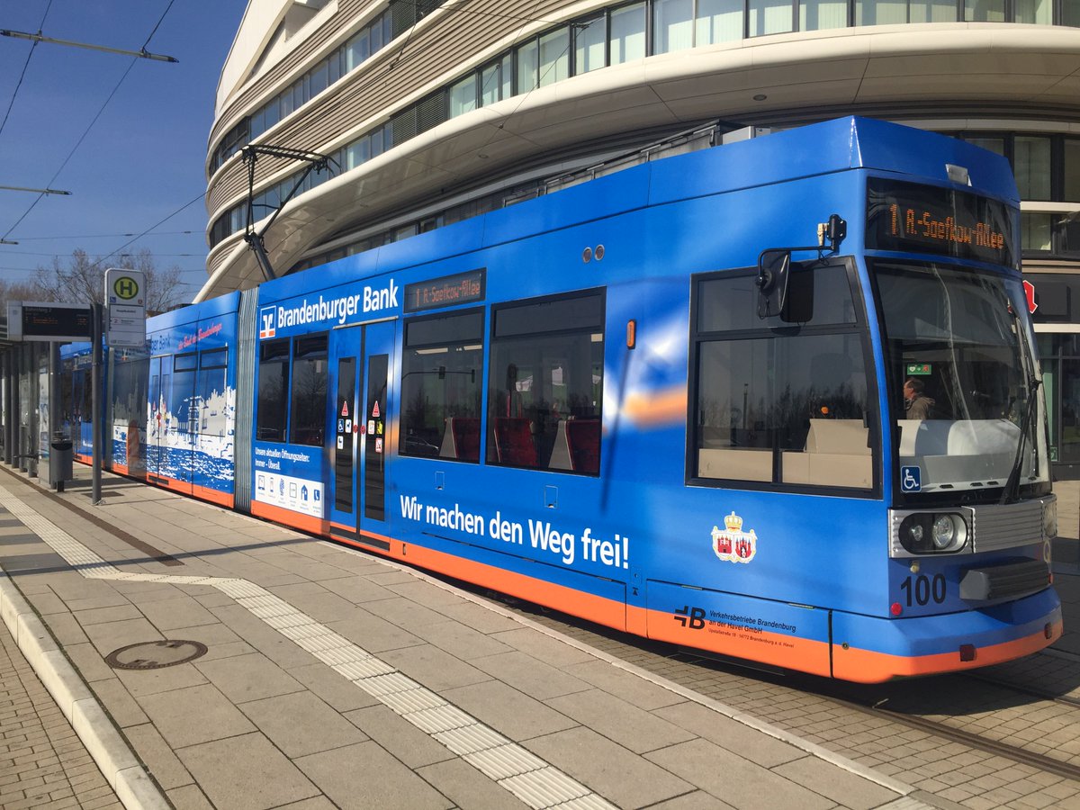 Stadt_BRB's tweet photo. Die Verkehrsbetriebe #Brandenburg an der Havel #VBBr nehmen heute den modernisierten #Straßenbahn-Triebwagen 100 in Betrieb & geben damit den Startschuss für ein neues Modernisierungsprogramm. Zur Feier flogen Luftballons mit 100€-Wertgutscheinen davon.
https://t.co/F451bHuSKS https://t.co/JuM7gmqiQe