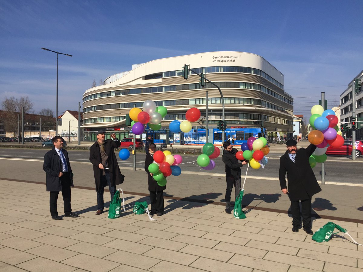 Stadt_BRB's tweet photo. Die Verkehrsbetriebe #Brandenburg an der Havel #VBBr nehmen heute den modernisierten #Straßenbahn-Triebwagen 100 in Betrieb & geben damit den Startschuss für ein neues Modernisierungsprogramm. Zur Feier flogen Luftballons mit 100€-Wertgutscheinen davon.
https://t.co/F451bHuSKS https://t.co/JuM7gmqiQe