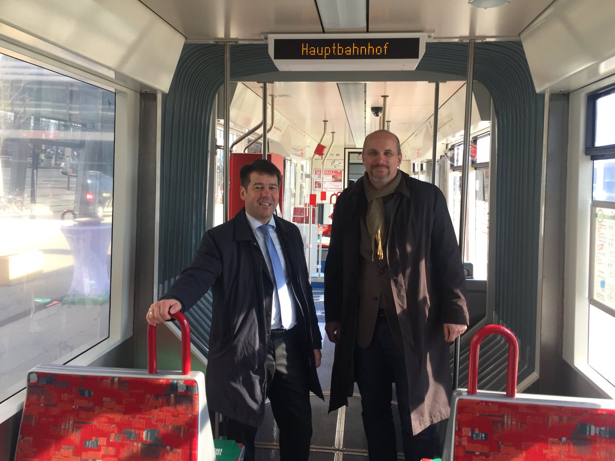 Stadt_BRB's tweet photo. Die Verkehrsbetriebe #Brandenburg an der Havel #VBBr nehmen heute den modernisierten #Straßenbahn-Triebwagen 100 in Betrieb & geben damit den Startschuss für ein neues Modernisierungsprogramm. Zur Feier flogen Luftballons mit 100€-Wertgutscheinen davon.
https://t.co/F451bHuSKS https://t.co/JuM7gmqiQe