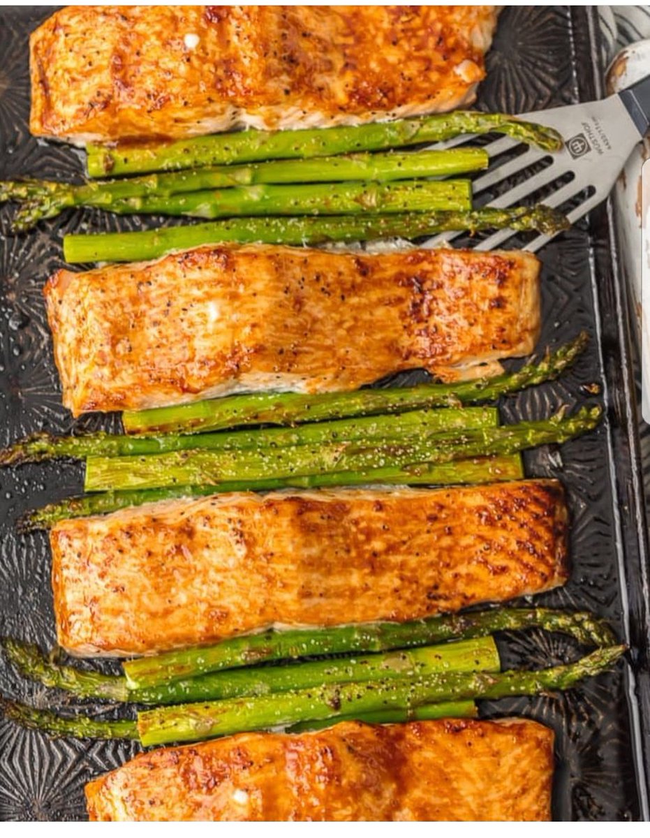 vivavinifera's tweet photo. Power and muscles often have astonishingly little to do with each other 😊 The ultimate red wine for intensely flavoured fish dishes like this oven-baked salmon with asparagus. #TuesdayThoughts
#TuesdayThoughts https://t.co/W4kB0XPkCu https://t.co/ap9r9fvQ6h