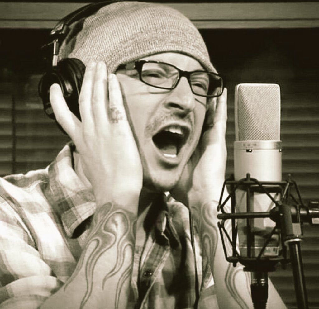 JuleMelody's tweet photo. #HappyBirthdayChester my sweet angel 🤘🎤🎂

U showed me the way that was right for me &amp; u give me strength when I don't have any more.
You are forever in my heart, I miss you💔

Celebrate this day&amp;don't be sad!He is with us as long as we think about him!❤
#UntilWeSeeUsAgain https://t.co/AFIbhkDHTE