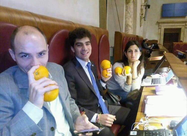 Questo è quando Virginia Raggi e Frongia volevano portare le arance a Ignazio Marino, auspicandone la carcerazione. Ora possono portarle al loro compagno di partito, il presidente del M5S in Campidoglio, Marcello De Vito.