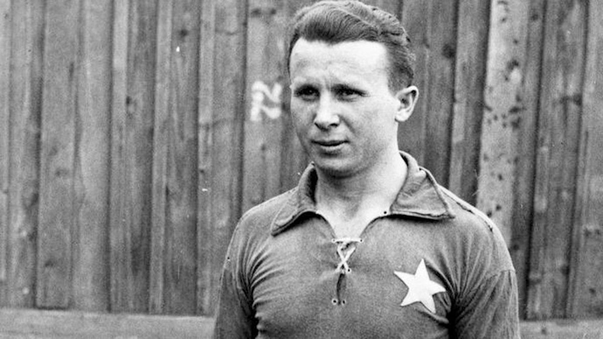 infobae's tweet photo. Jugó su último partido de fútbol en Auschwitz, le hizo dos goles a los alemanes y al siguiente día lo fusilaron https://t.co/MCEzYy7TxL | Por Milton Del Moral https://t.co/08qNqIHGv9
