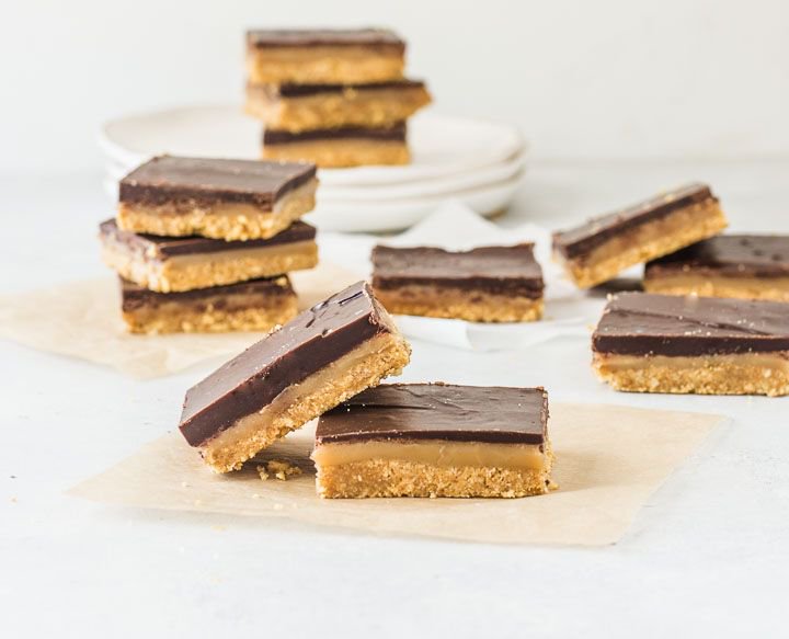 These chocolate caramel bars are super easy to make and they're totally no bake! #dessert #caramel buff.ly/2zBPAP5