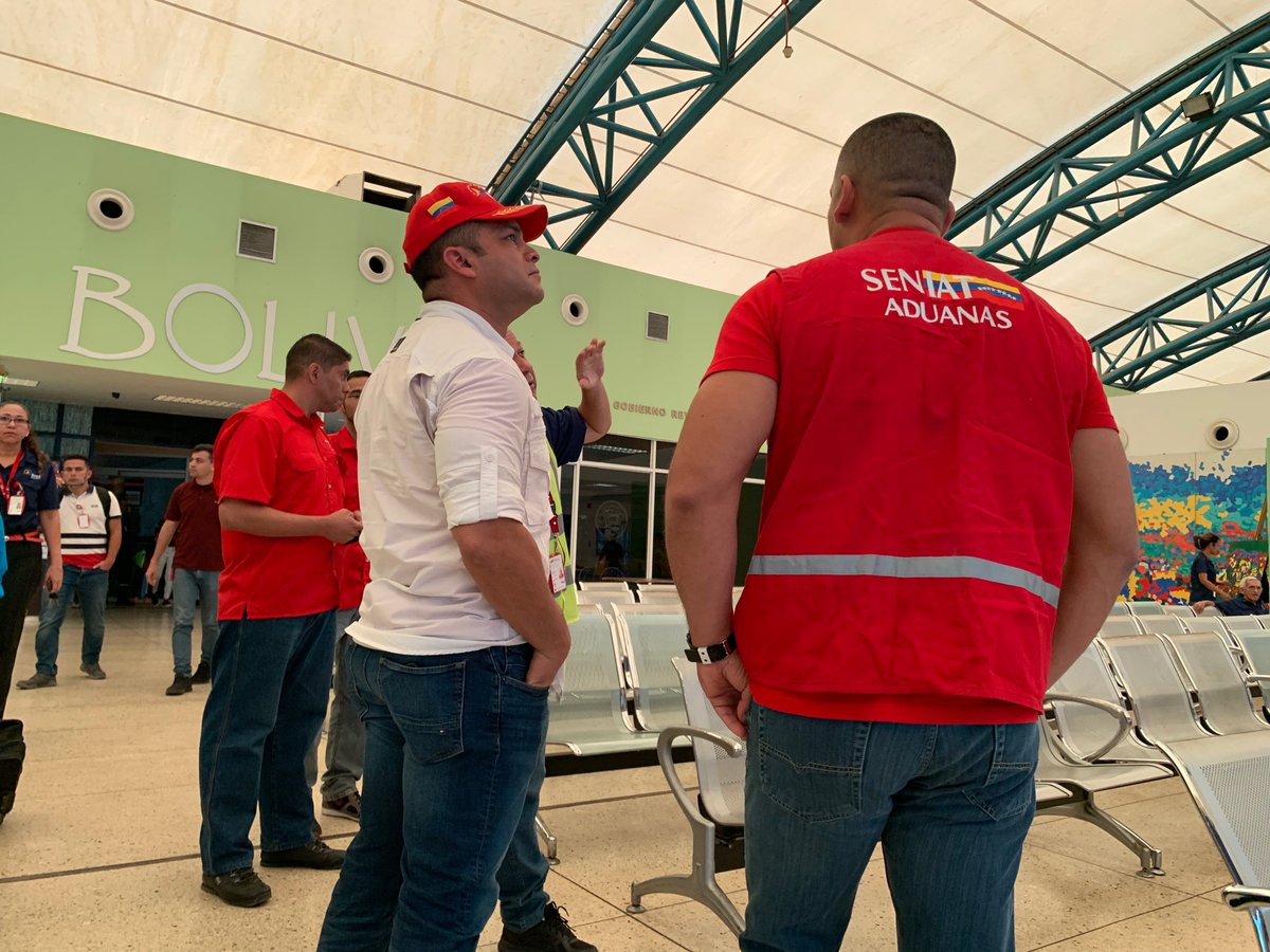 baer_ve's tweet photo. Somos gente trabajadora que aporta al desarrollo económico de nuestro país ¡No nos detiene nadie! #GranMisionTransporteVenezuela consolida sus vértices por instrucción del pdte. @NicolasMaduro  @TransporteGobVe @tupamarohipolit @DrodriguezVen @MUSURRA https://t.co/xQFBtYagf5