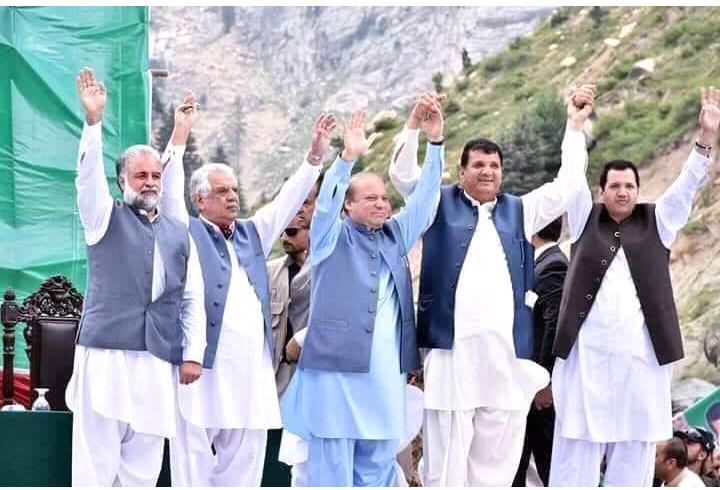 ImtiazK10562795's tweet photo. میں بھی  خائف نہیں تختہِ دار سے
میں بھی منصور ہوں کہ دو اغیار سے
کیوں  ڈراتے  ہو زنداں کی دیوار سے
ظلم کی بات  کو جہل کی رات کو
 میں نہیں مانتا میں نہیں  جانتا https://t.co/s4EIRWBuFE