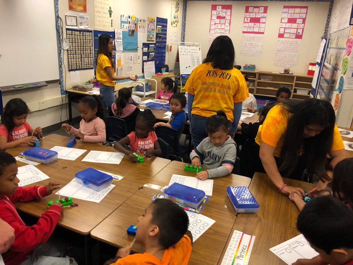 ChemwithClick's tweet photo. Tiger Smiles at King was amazing! π Our Edison students were phenomenal! So proud! In the last two years we have reached about 1,000 kindergartners! #dobetter #bekindbeatiger @ecityservices @Ecity_News @fresnounified https://t.co/H6UTzZeEfu