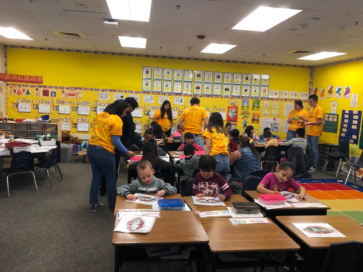ChemwithClick's tweet photo. Tiger Smiles at King was amazing! π Our Edison students were phenomenal! So proud! In the last two years we have reached about 1,000 kindergartners! #dobetter #bekindbeatiger @ecityservices @Ecity_News @fresnounified https://t.co/H6UTzZeEfu