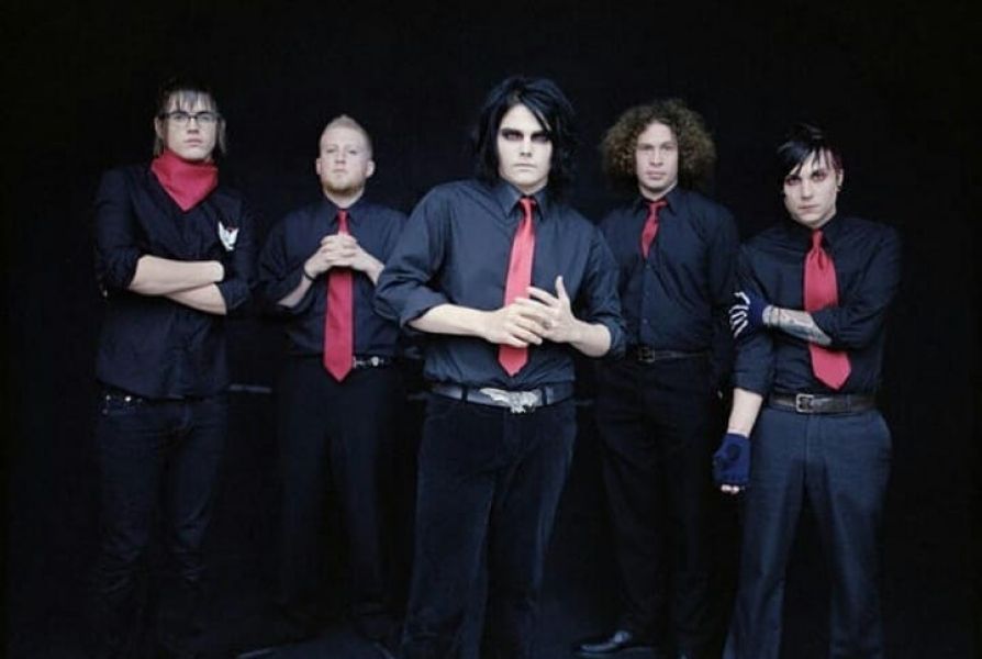 rocksound's tweet image. My Chemical Romance's 'Three Cheers For Sweet Revenge' just re-entered the charts for the first time in 14 years bit.ly/2Yae39x