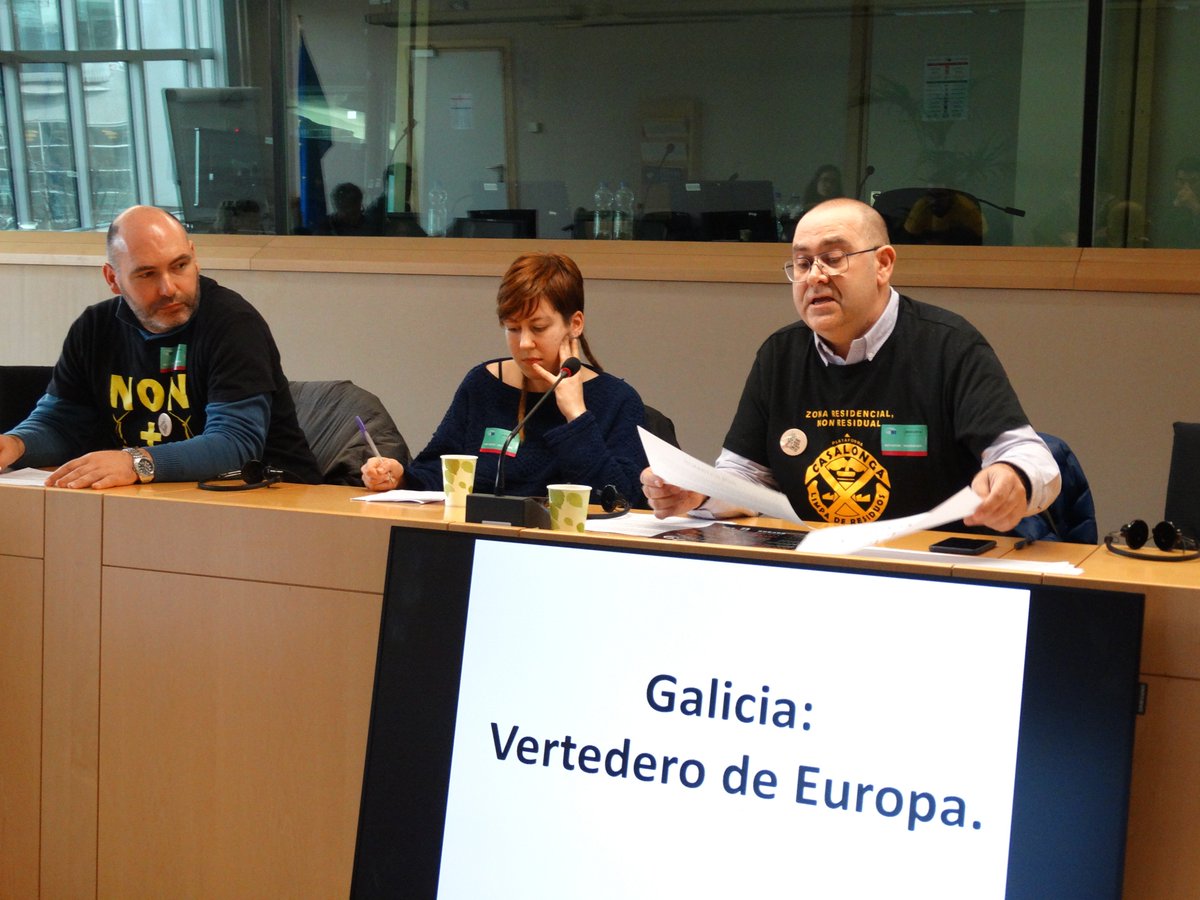 LidiaSenra's tweet photo. A voz dos colectivos galegos, protagonista no Parlamento Europeo. Reunión con xurista da Unidade de Implementación do Dereito Medioambiental Europeo da Dirección Xeral de Medio Ambiente da CE @minatouropinono @imosfrealo @salvemosordes @SLG_labregxs @MineriaGalicia @defensadosar https://t.co/N4V3mLseyM
