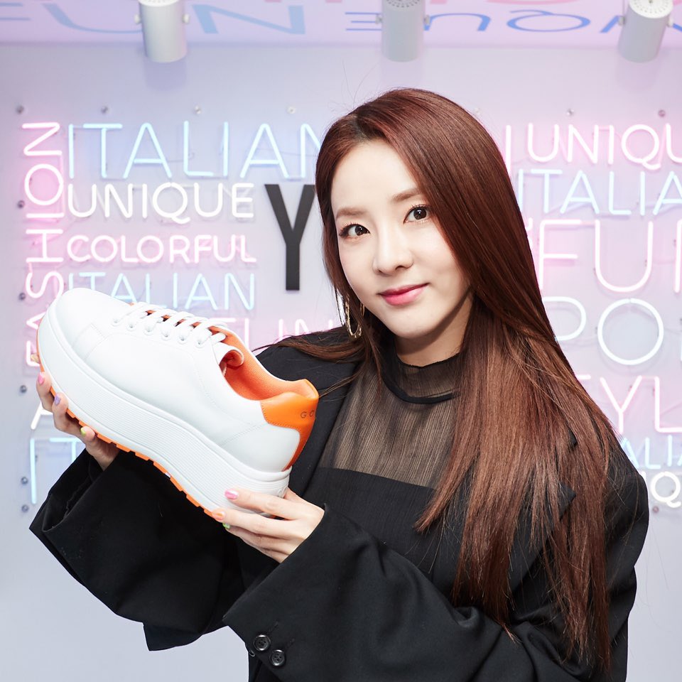 krungy21's tweet photo. @yoox #yoox #YOOXxSUECOMMABONNIE 제가 직접 디자인에 참여한 #육스 와 #슈콤마보니 캡슐 컬렉션이 론칭했습니다~!!! 😆👏🏻🎉 패션위크 기간동안 DDP에서 이벤트박스도 운영하구 있으니 많이 놀러와주세요~!!! 😀🙏🏻 올 여름은 이거다!!! ☀️😎 https://t.co/m4KH5qhR6K