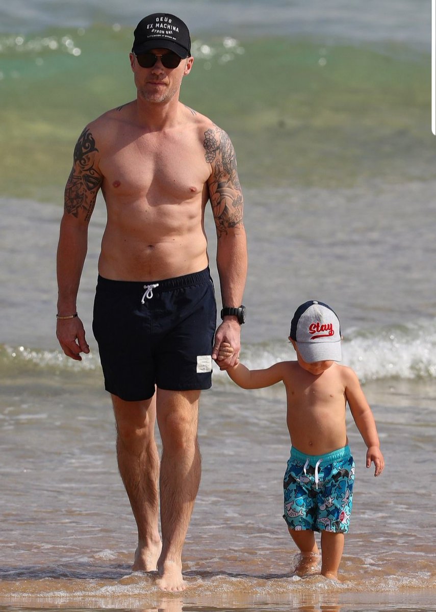 mercedesgirl69's tweet photo. #FatherAndSon @ronanofficial and cute little Cooper caught strolling along Bondi beach earlier this week..looking so good Ronan!!👌😍😜😎 @Storm_Keating #SorryNotSorryPapCapture #RonanKeating #CooperKeating https://t.co/9kvxyXI38W