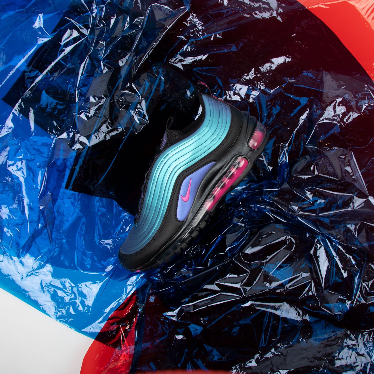 FOOTDISTRICT's tweet photo. Happy Spring Equinox! Wake up to a new season of iridescent light & color!
@Nike brings us the "Throwback Future Pack" -- here tomorrow, March 21st, at 9am CET online & 11am in stores: https://t.co/pVR4Bvu5c7
#nike #airmax #throwbackfuture #footdistrict https://t.co/iG70wWIsoc