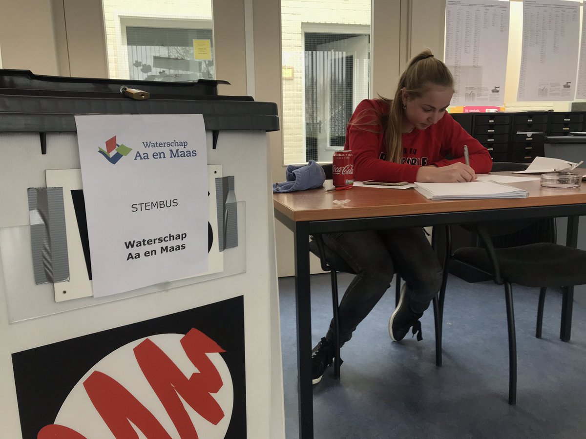 evadeschipper's tweet image. In Sint-Oedenrode telt de 18-jarige Nienke van der Sanden alle mensen die een stem uitbrengen. “Ik ga in mijn pauze op en neer naar Schijndel. Daar werk ik bij een groenteboer. Daarna kom ik terug om mijn moeder - de voorzitter - straks te helpen met tellen.” #brabantkiest #ps10