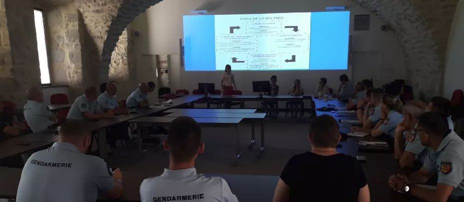 Gendarmerie_007's tweet image. [violences faites aux femmes 2/5] 
Tout au long de l&apos;année, les gendarmes ardéchois participent à des formations dispensées par le CIDFF07 et l&apos;AMAV07. 
100 gendarmes formés en 2018, dispositif reconduit en 2019 afin d&apos;améliorer la prise en compte des victimes. 
#LibérerLaParole
