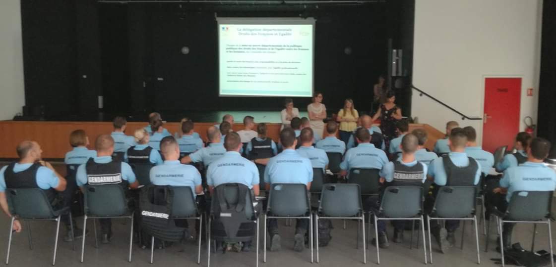 Gendarmerie_007's tweet image. [violences faites aux femmes 2/5] 
Tout au long de l&apos;année, les gendarmes ardéchois participent à des formations dispensées par le CIDFF07 et l&apos;AMAV07. 
100 gendarmes formés en 2018, dispositif reconduit en 2019 afin d&apos;améliorer la prise en compte des victimes. 
#LibérerLaParole