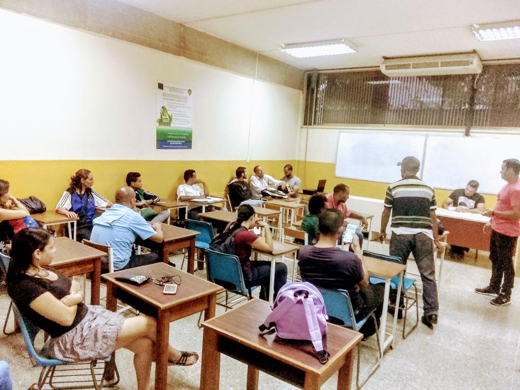 Cirjoeba's tweet photo. @Cirjoeba sigue TRABAJANDO sin descanso en su objetivo de multiplicar, y ayer Martes continuó con sus charlas Técnicas, está vez les tocó trabajar en equipo en cuanto: SITUACIÓNES ESPECIALES, I.R.S, y Faltas Técnicas.... El Baloncesto NO SE DETIENE https://t.co/iwZLyNAXXK