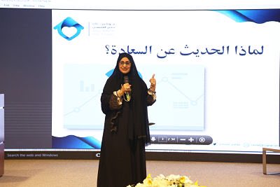ADFSC's tweet photo. المدرب المعتمد بالقيادة العامة لشرطة أبوظبي موزة القبيسي تقدم لموظفي #ADFSC شرحاً لمفهوم وطرق تحقيق السعادة والإيجابية على المستوى الشخصي والمؤسسي وتحثهم على نشر ثقافة التسامح والتعايش في المجتمع #تسامحنا_سعادة https://t.co/I43036NEZJ