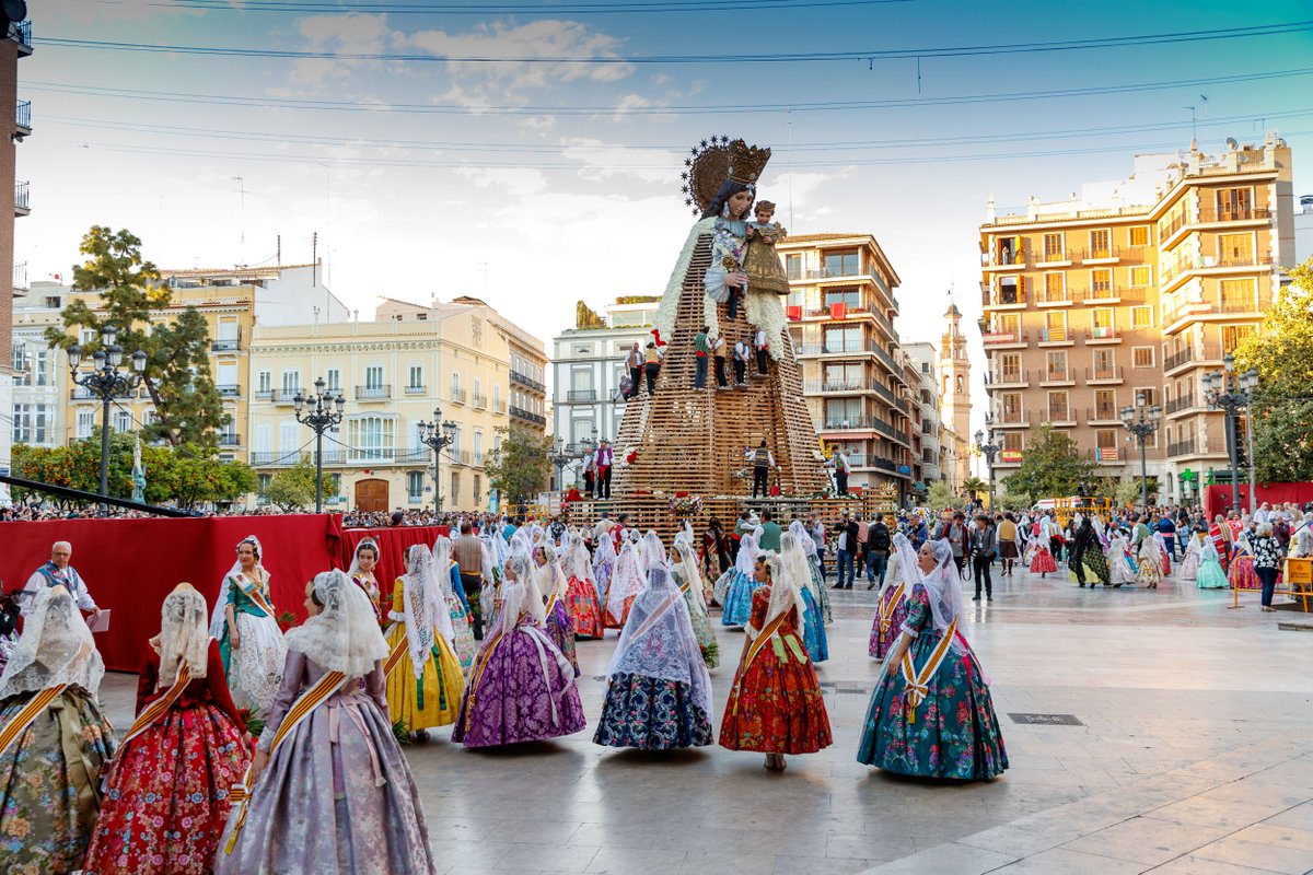 AjMislata's tweet photo. #FallesMislata19 | Ja pots vore totes les imatges d'un dels actes més esperats pel món faller, l'#Ofrena de flors. Tota la galeria 📷 👉 https://t.co/IbGeCQt2A0 https://t.co/iECSLNYaWt