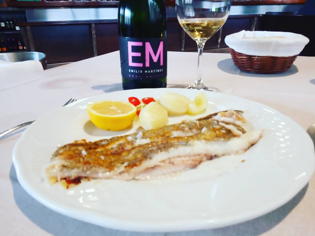 EMBrutnature's tweet photo. Armonizando ๐ผ #lenguado a la plancha muy top con #EMbrutnature @el_asador_de_abel ๐๐๐ #Arguelles #Siero #Asturias @sidradeasturias #EMbrutnature #MetodoChampanoise #cosechapropia๐๐ #crianza #sparkingcider #cider https://t.co/e8h5YO0WjE
