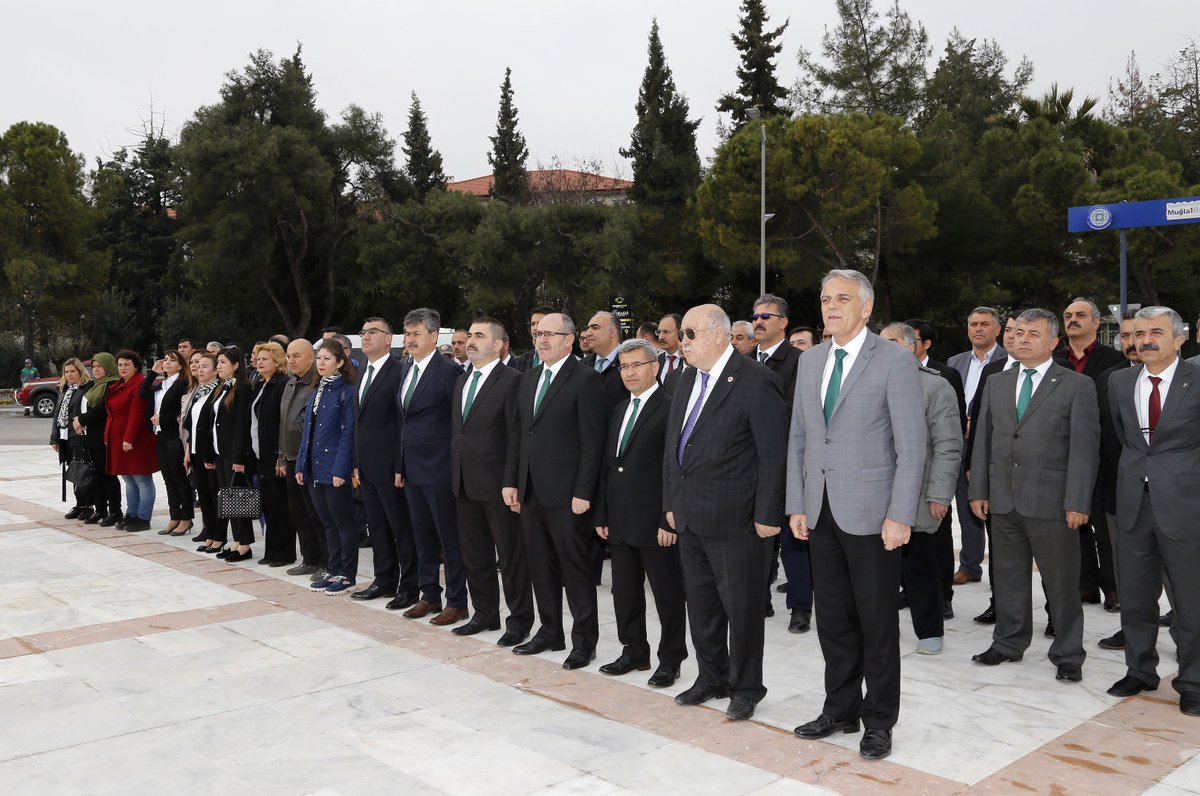 muglaobm's tweet photo. Muğla Orman Bölge Müdürlüğünde Orman Haftası etkinlikleri Atatürk Anıtına çelenk konması ve Valilik ziyaretiyle başladı. Bölge Müdürlüğü binası kurumsal afişler, bayrak ve Atatürk afişleriyle süslendi. Orman ve ağaç sevgisi içerikli yazıların olduğu pankartlar asıldı. https://t.co/kOElTtJlgp