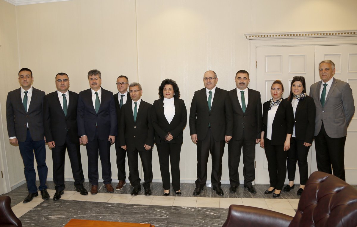 muglaobm's tweet photo. Muğla Orman Bölge Müdürlüğünde Orman Haftası etkinlikleri Atatürk Anıtına çelenk konması ve Valilik ziyaretiyle başladı. Bölge Müdürlüğü binası kurumsal afişler, bayrak ve Atatürk afişleriyle süslendi. Orman ve ağaç sevgisi içerikli yazıların olduğu pankartlar asıldı. https://t.co/kOElTtJlgp
