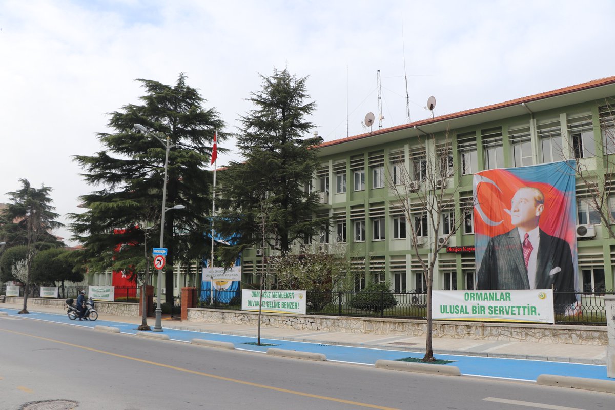 muglaobm's tweet photo. Muğla Orman Bölge Müdürlüğünde Orman Haftası etkinlikleri Atatürk Anıtına çelenk konması ve Valilik ziyaretiyle başladı. Bölge Müdürlüğü binası kurumsal afişler, bayrak ve Atatürk afişleriyle süslendi. Orman ve ağaç sevgisi içerikli yazıların olduğu pankartlar asıldı. https://t.co/kOElTtJlgp