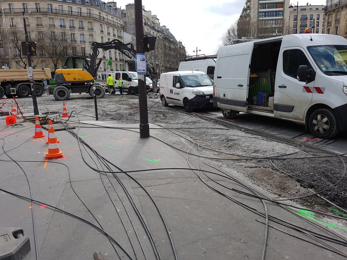 InfosReseaux's tweet photo. Coupure fibre assez impressionnante Place d'Alesia à Paris. Écrasement du GC #telecom à fleur de chaussée pendant la rénovation de la voirie. De nombreux operateurs impactés. Fourreaux repris sur 50m #FrNOG #alerteRaboteuse https://t.co/5milX1qQVz