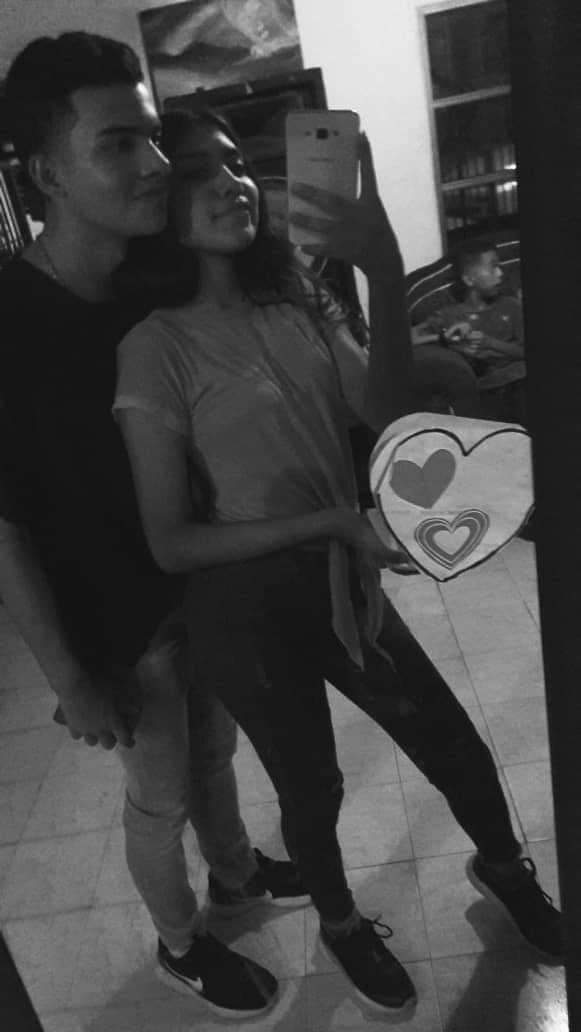 AlejandraSAP11's tweet photo. vuelvo a tw con una fotico con mi babe grrrrr https://t.co/MxueZi1Upa