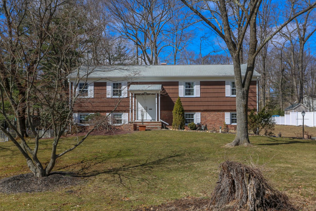 theanthonygteam's tweet photo. #OpenHouse #Sunday #March24  #12to2pm | 3 Boecher Court | New City
 #Rockland #TheAnthonyGTeam #KW #KellerWilliams #KWVR #HudsonValley #realestatelife #realtors #listings #homeforsale #house #justlisted #NEW #NYrealestate Call/Text (845) 213-1840 | https://t.co/tLSjOk5WlQ https://t.co/1nHg8AKO81