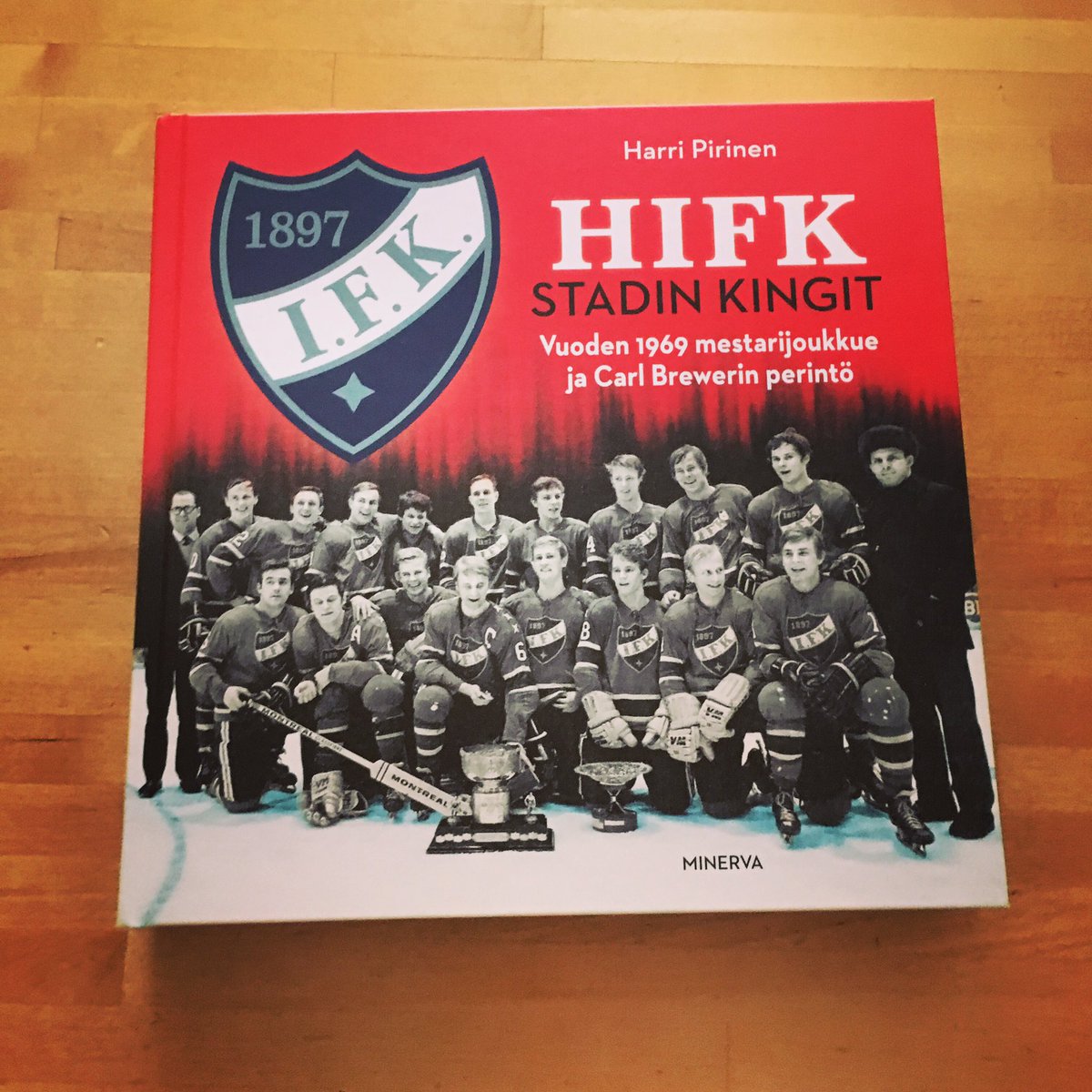 Supermikko's tweet photo. Menin @AkateeminenCOM ostamaan työhön liittyvää kirjallisuutta. Mukaan tarttui hieno teos!
#HIFK #bättrefolk #stadinkingit #kirja #mestarijoukkue #carlbrewer #jääkiekko #historia #kingit https://t.co/fhGD5lQ1wC