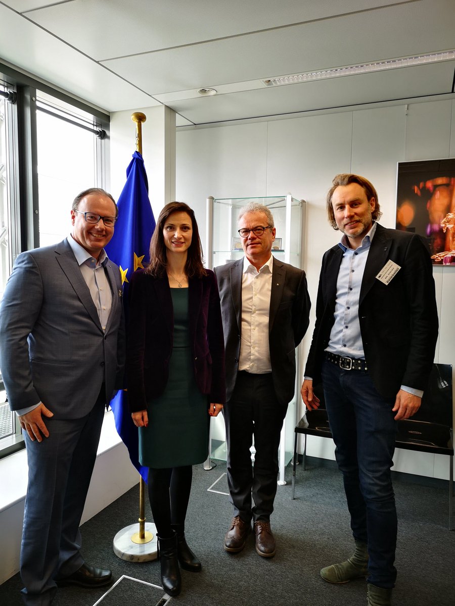 This morning AER President <a href="/MagnusBerntsson/">Magnus Berntsson</a> met with <a href="/GabrielMariya/">Mariya Gabriel</a> to discuss Digital Innovation in the regions and in particular the work of his home region <a href="/RegionVastraGot/">RegionVästraGötaland🇪🇺</a> in the field of AI.