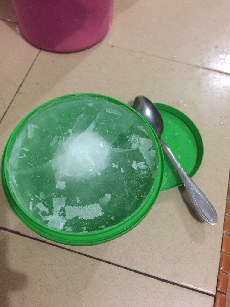 AzlanSatarudin's tweet photo. Panas2 ni bukak peti ais ade aiskrim milo. Pehh mmg ngam. Bile bukak sekali ais batu daaa. 😡🤯😭 https://t.co/BR8J58Vykd