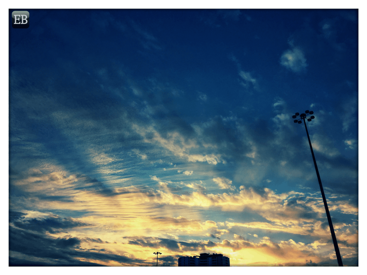 Eric_Brazier's tweet photo. “#Homeward” https://t.co/KTbRBhxgiq #TheDailyMobile #photography #401 #Blue #BlueSky #Clouds #Driving #DVP #LightStandard #Sky #StreetLamp #Streetlight #Sunset #Undulating #Yellow https://t.co/Eb1D5q3hwO