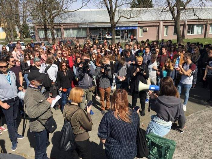 Studentice HS-a okupljene u inicijativu <a href="/StudentiGovore/">Studenti Govore</a> prije dvije godine su blokirale nastavu na dva tjedna zbog malverzacija rektora koji danas dodjeljuje počasni doktorat Bandiću. Tada ih je malo tko slušao.   srednja.hr/studenti/vijes…