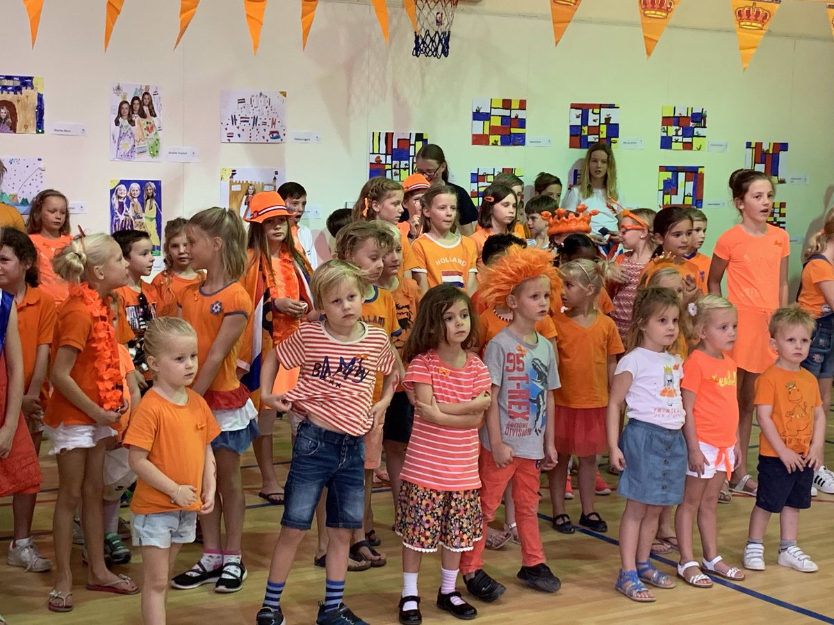 cisdoha's tweet photo. Dutch students enjoyed the annual King’s Day Games, which encourages sports and games.
The Dutch Ambassador to Qatar, @BTahzibLie, opened our hand crafted Art Show whilst the children danced a special dance for all the parents. #CISDoha #naebeambitious #Doha #Qatar #LanguageOne https://t.co/FBSgtZ66yP
