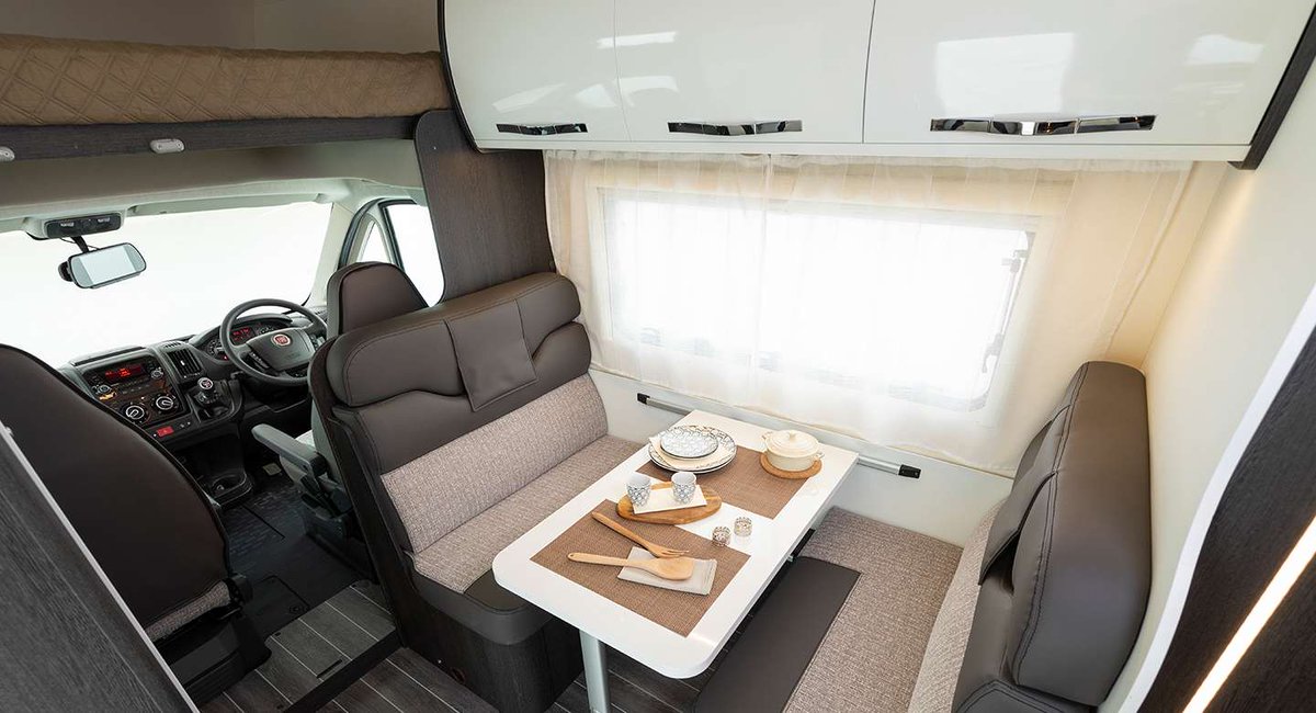 Excellent for families, this six berth hi-line motorhome offers a fantastic night’s sleep, the 675 includes two double beds and rear bunk beds. If you don’t need all the beds, stow away the bottom bunk to create a large storage space. ow.ly/uvdO30o7drU