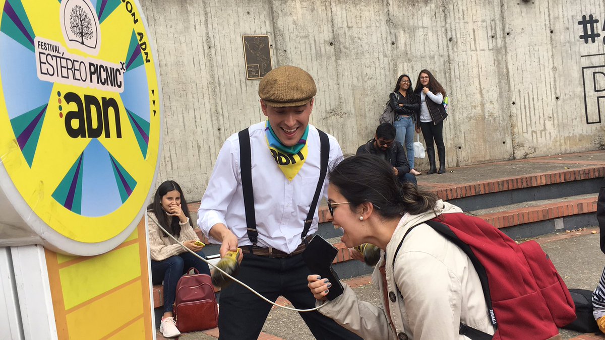 adncolombia's tweet photo. Tu voz suena más fuerte con ADN y quedarse sin ella solo vale la pena por una #PicnicSession y por el #FEPX 🗣

Ayer los uniandinos se prepararon para recibir los 3 días más emocionantes del año 🙌🏽 @Uniandes @festereopicnic 
#DiarioADN #FEPX #UnMundoDistinto https://t.co/g3IXF9p6xx