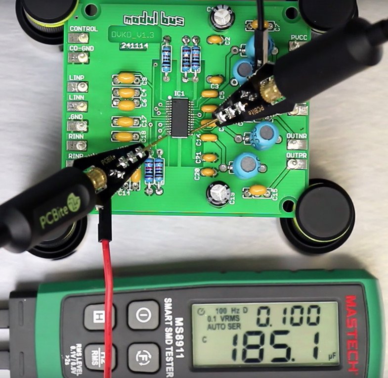 ElektorDE's tweet photo. Dieser neue #PCBite-Test von Roger prüft, ob dieses Zubehör hält, was es verspricht. Sind mit diesen flexiblen Schwanenhalsbefestigungen wirklich zuverlässige freihändige Messungen möglich? Rechtfertigt der Nutzen dieses Zubehörs den Aufwand? https://t.co/JsEY5gdYzI https://t.co/7759ymfJxh