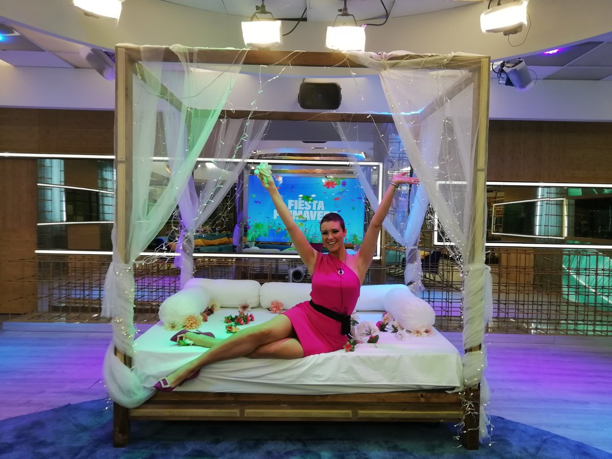 ghoficial's tweet photo. ¡Ayer celebramos en la Casa la fiesta de la #primavera y hoy nos han llegado esta MARAVILLA de fotos! 🤳🏼😍 ¿Cuál os gusta más?

🔄 @sofiasuescun 
❤️ @mariajesusruizg 

#GHDÚO20M https://t.co/m3YfiPefNQ