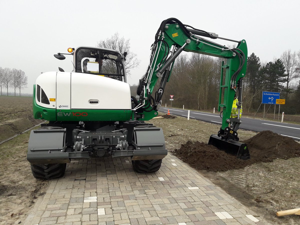 BerdiSportGroen's tweet photo. Vanmorgen afgeleverd en gelijk in gezet op een klus voor @flevo_Noord  onze nieuwe #Neuson mobiele kraan. Succes er mee Hoeke https://t.co/pf4UqZJRdS