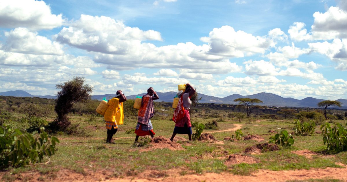 comeunity_now's tweet photo. #Women &amp; #children walk 6 hrs carrying a 40lb jerry can to bring dirty water to their families. This takes them them away from other responsibilities and keeps them from pursuing an #education. Give $10 for 10 mi to help the Oloomunyi on #worldwaterday https://t.co/o10z9gtcWk https://t.co/3JxqLNNCcr