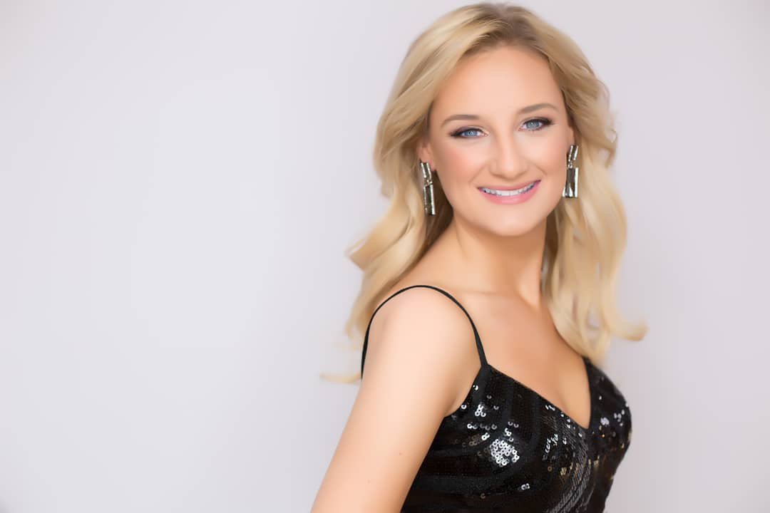 Makeupgirl28's tweet photo. 📷 @jenncadyphoto   
💄 me 
💆🏼‍♀️ @kmcgonistraw    
👸🏼@misssandhills2019  
.
.
.
.
.
#motd #pageantheadshot #mua #pageantmakeup #glam #queen #nebraskamakeupartist https://t.co/RTjdCZnYAL