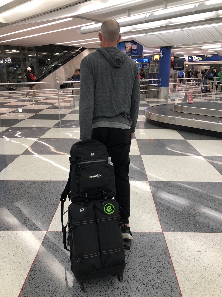 RobbieGould09's tweet photo. Traveled to @Vegas on style with my @OGIO luggage #Eventlify https://t.co/koqk4JZ3sx