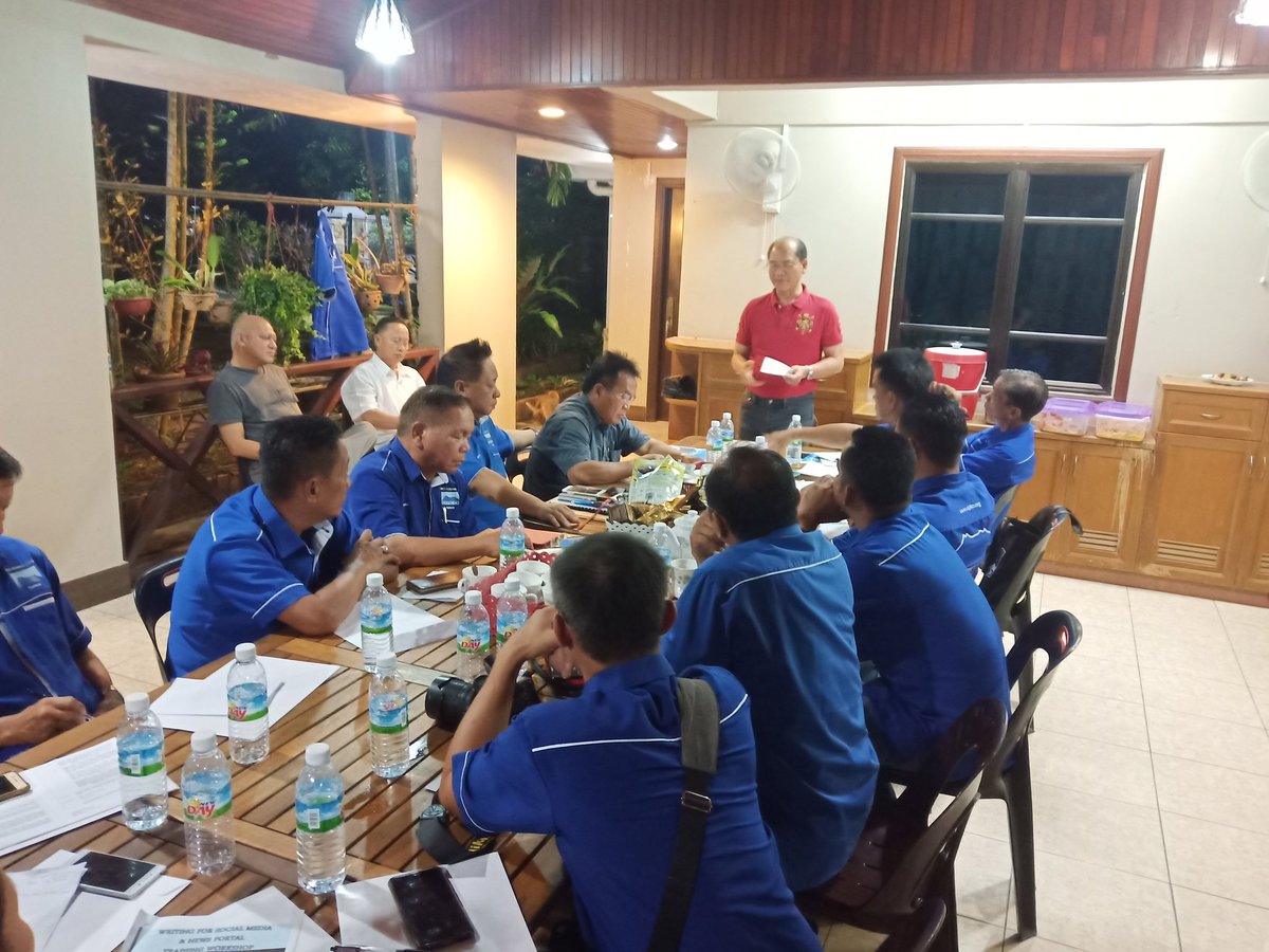 LesayaSorudim's tweet photo. YB Madius meeting members of the Tuaran #UPKO Information Bureau at his residence. This is the launch of the Bureau's program for Tuaran.
#sabahleaders
#upkokiulu https://t.co/PT5h8aaoDS