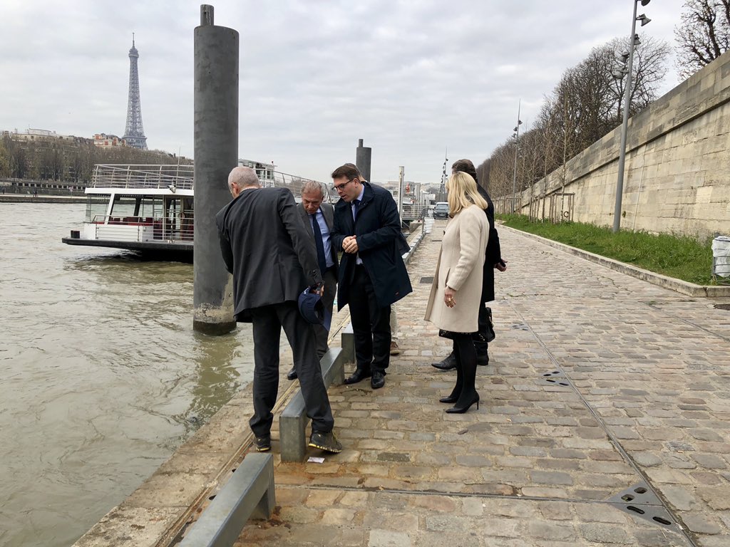 geoffroyboulard's tweet photo. Très instructive visite de la centrale de production de froid urbain #Climespace située place du Canada #Paris8 avec @catherine_dumas et @JFrancoisRemond
👉🏻 75km de réseau (1er réseau européen) permettent de climatiser 6 millions de m2 #TransitionEcologique #SmartGrid https://t.co/vwEvKNb52A